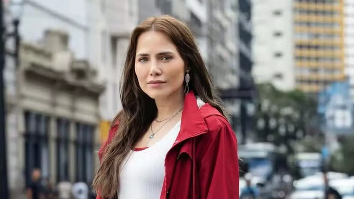 Letícia Colin como Adriana, a fisioterapeuta que passou seis anos presa por um crime que não cometeu.