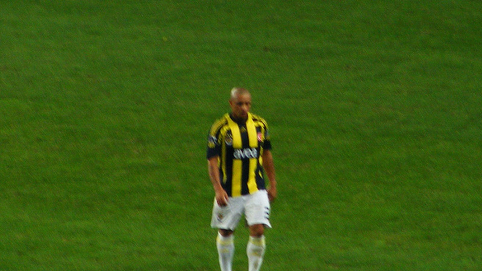Roberto Carlos com o uniforme listrado amarelo e azul do Fenerbahce, em campo
