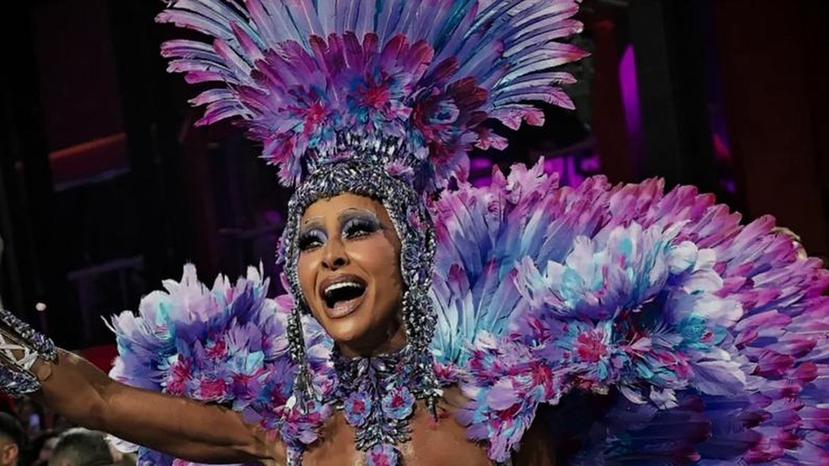 Sabrina Sato na avenida.