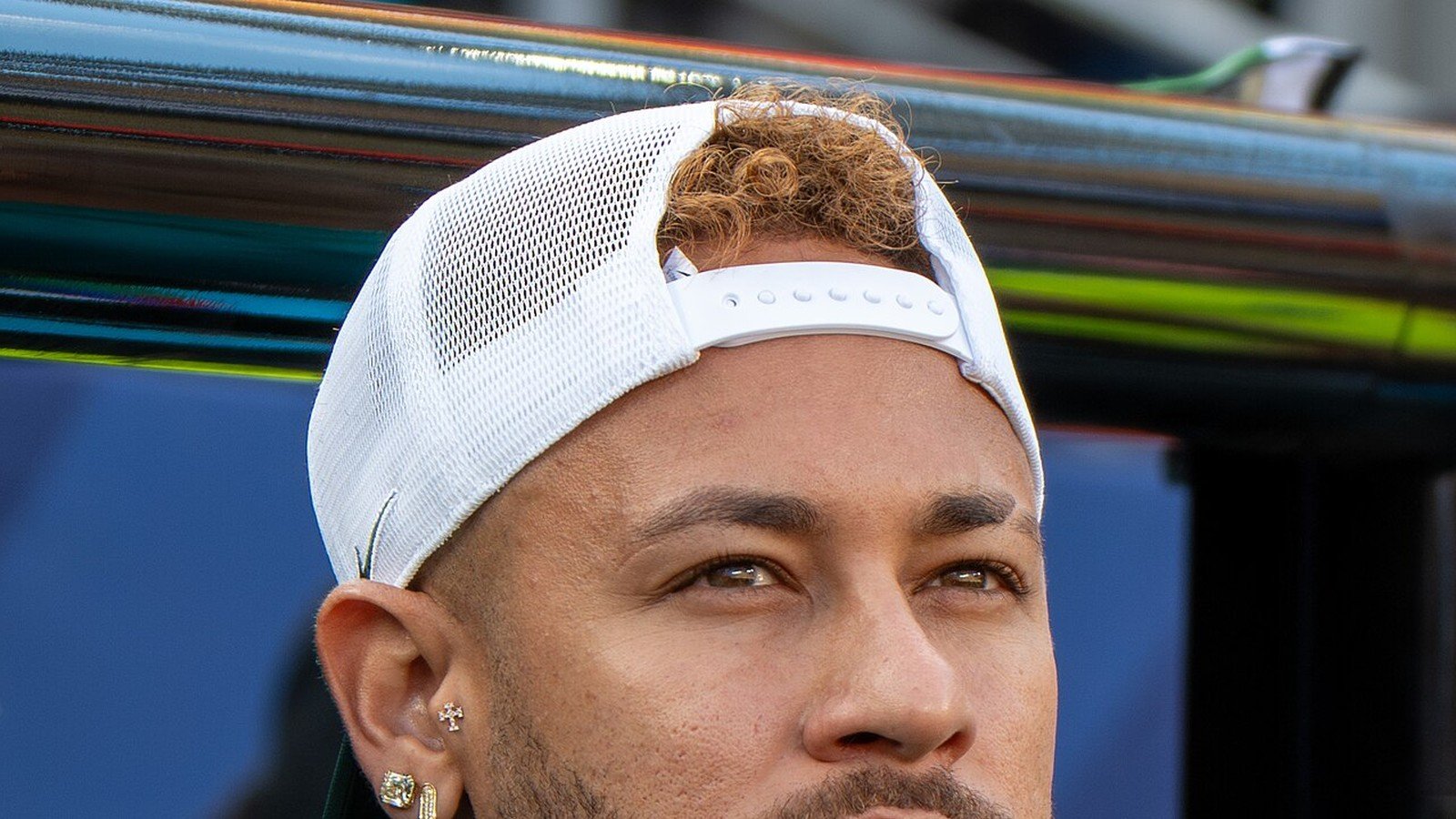 Neymar de boné branco no banco de reservas durante Brasil x Marrocos, em East Rutherford, Nova Jersey