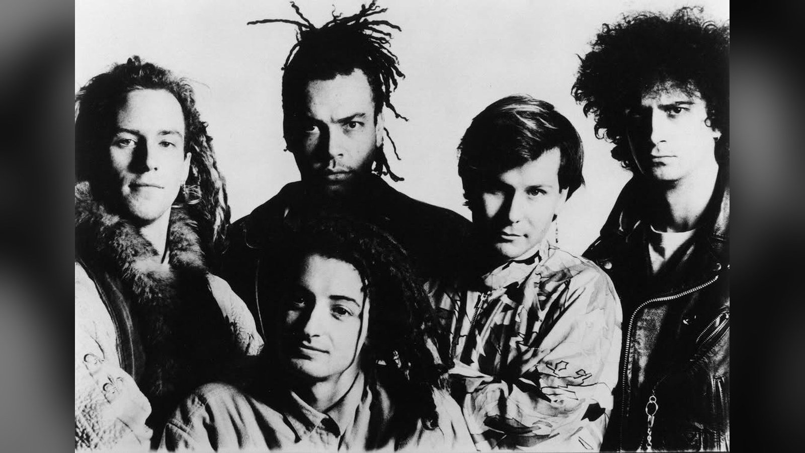 Foto antiga em preto e branco dos cinco integrantes do Faith No More posando juntos