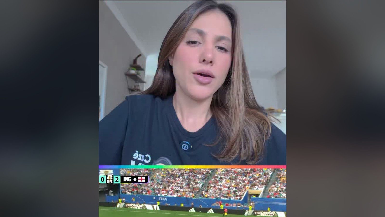 Victoria Leite de camiseta da CazeTV analisando um jogo transmitido ao vivo