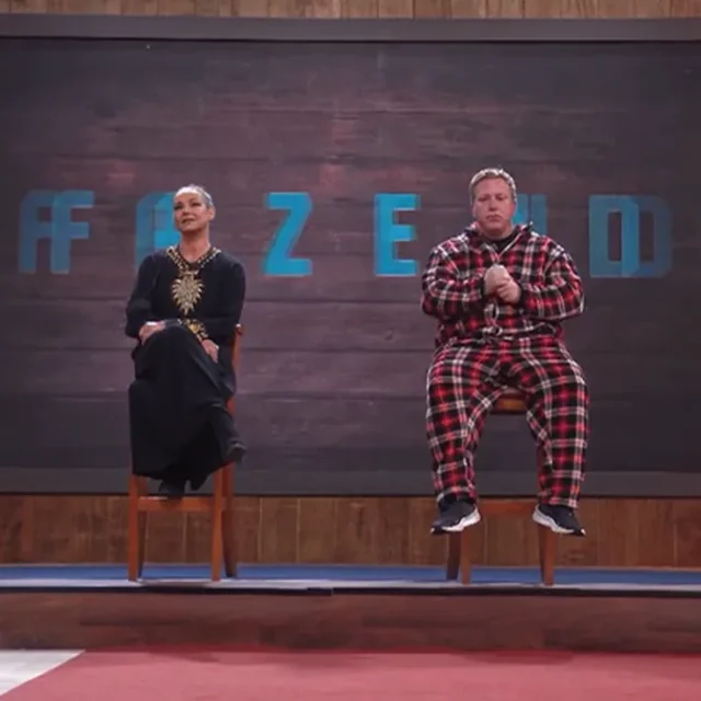 Stephanie, à esquerda, com Giovanna Gold, Serginho Hondjakoff e Darlin Ferrattry na formação da primeira roça. Reprodução/Record