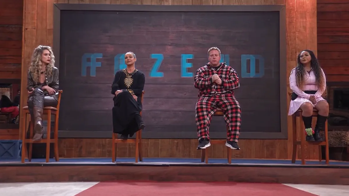Stephanie Gomes, Giovanna Gold, Serginho Hondjakoff de pijama xadrez e Darlin Ferrattry sentados em banquinhos diante do painel de A Fazenda