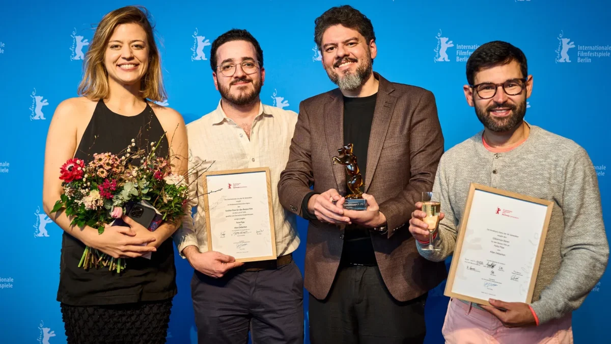 Allan Deberton (com o troféu) e a equipe do filme depois da premiação em Berlim, em fevereiro. Divulgação/Berlinale