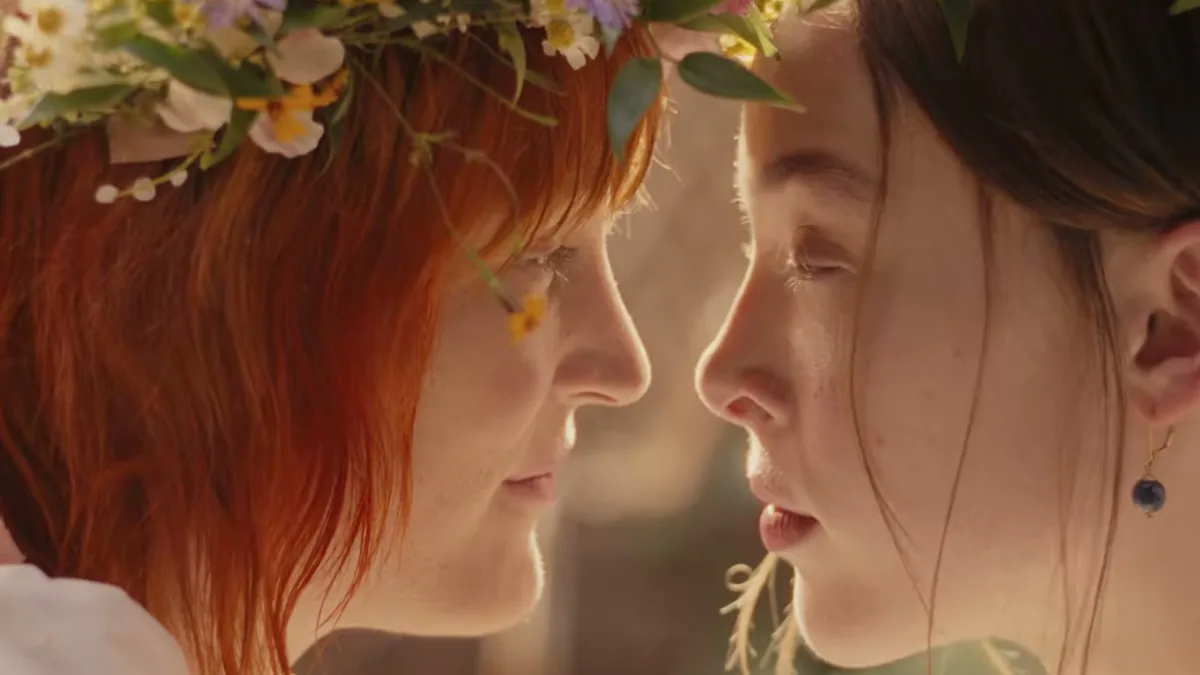 Lizzie Borden, vivida por Ella Beatty, e a empregada Maggie, ruiva e com coroa de flores, frente a frente na série Monstro