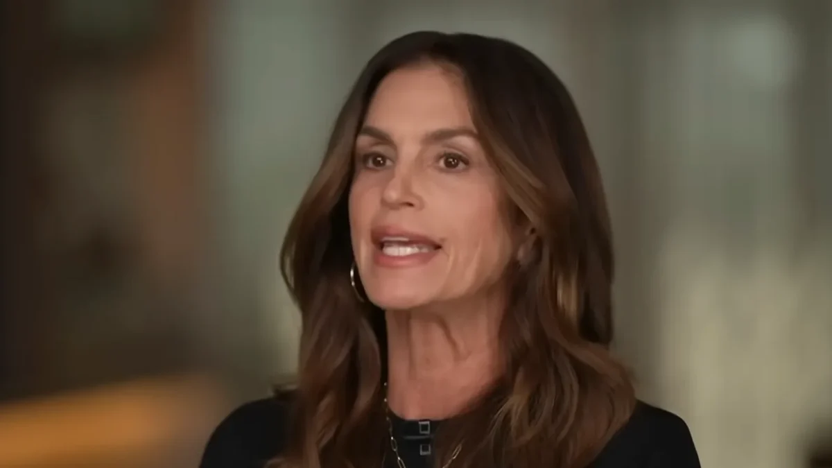 Cindy Crawford em entrevista em 2025. Reprodução/YouTube