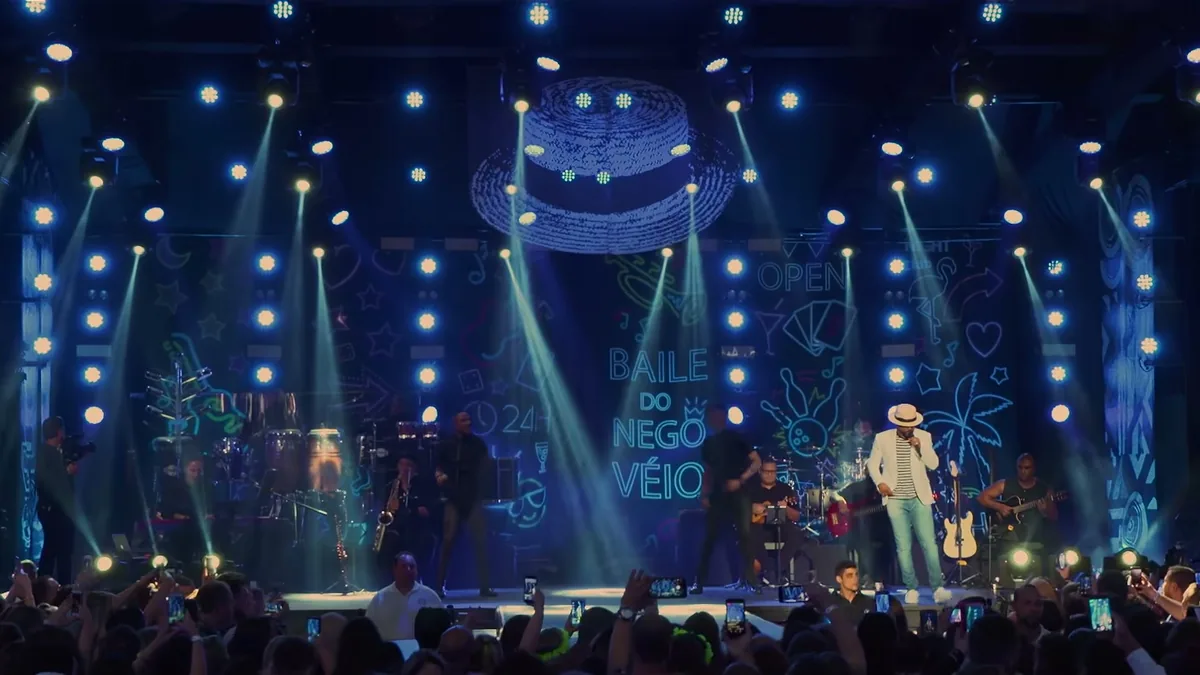 Palco do show Baile do Nego Véio, de Alexandre Pires, com luzes azuis e a banda ao fundo