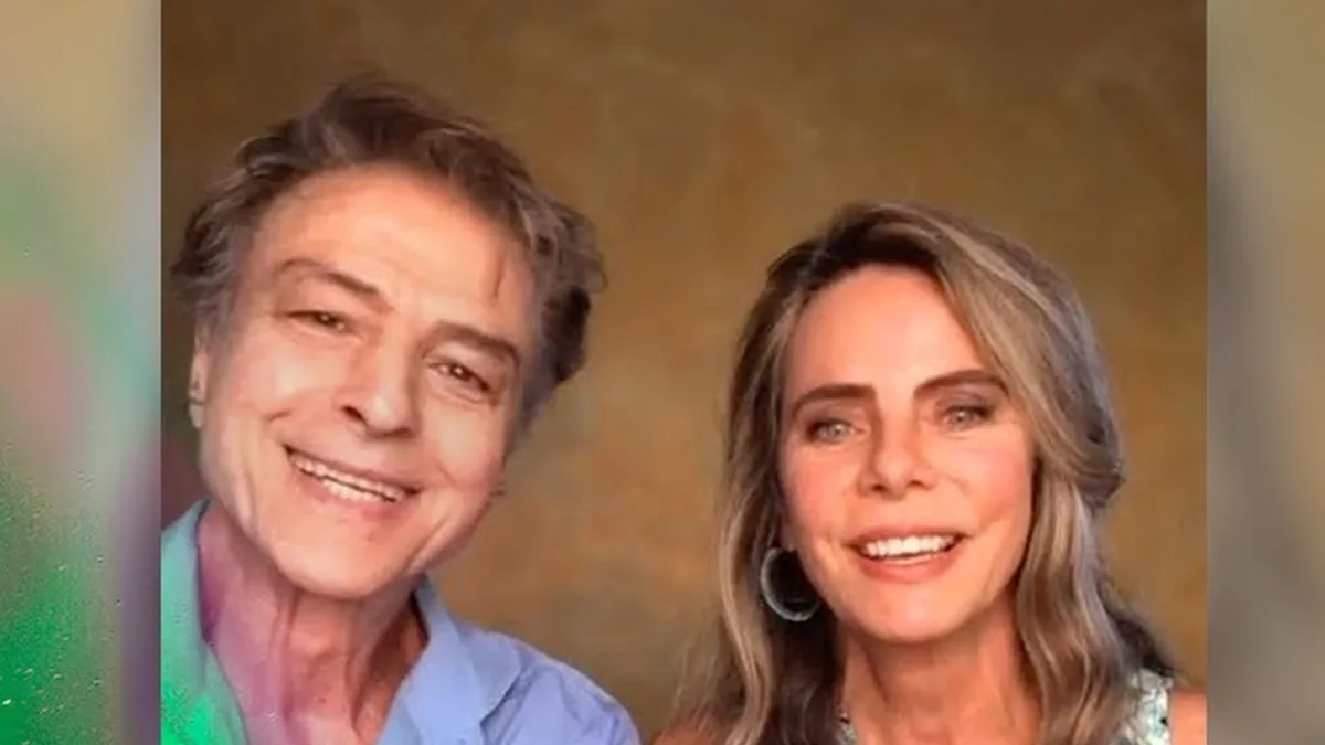 Carlos Alberto Riccelli, de camisa azul, e Bruna Lombardi sorrindo lado a lado numa live