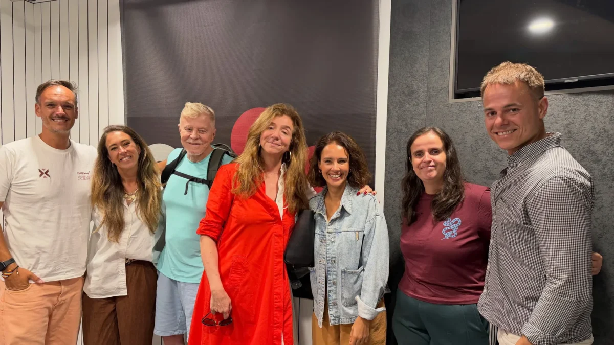 Marisa Orth e o elenco de Quando Menos Se Espera numa rádio portuguesa, nesta semana. Reprodução/Instagram M80 Rádio