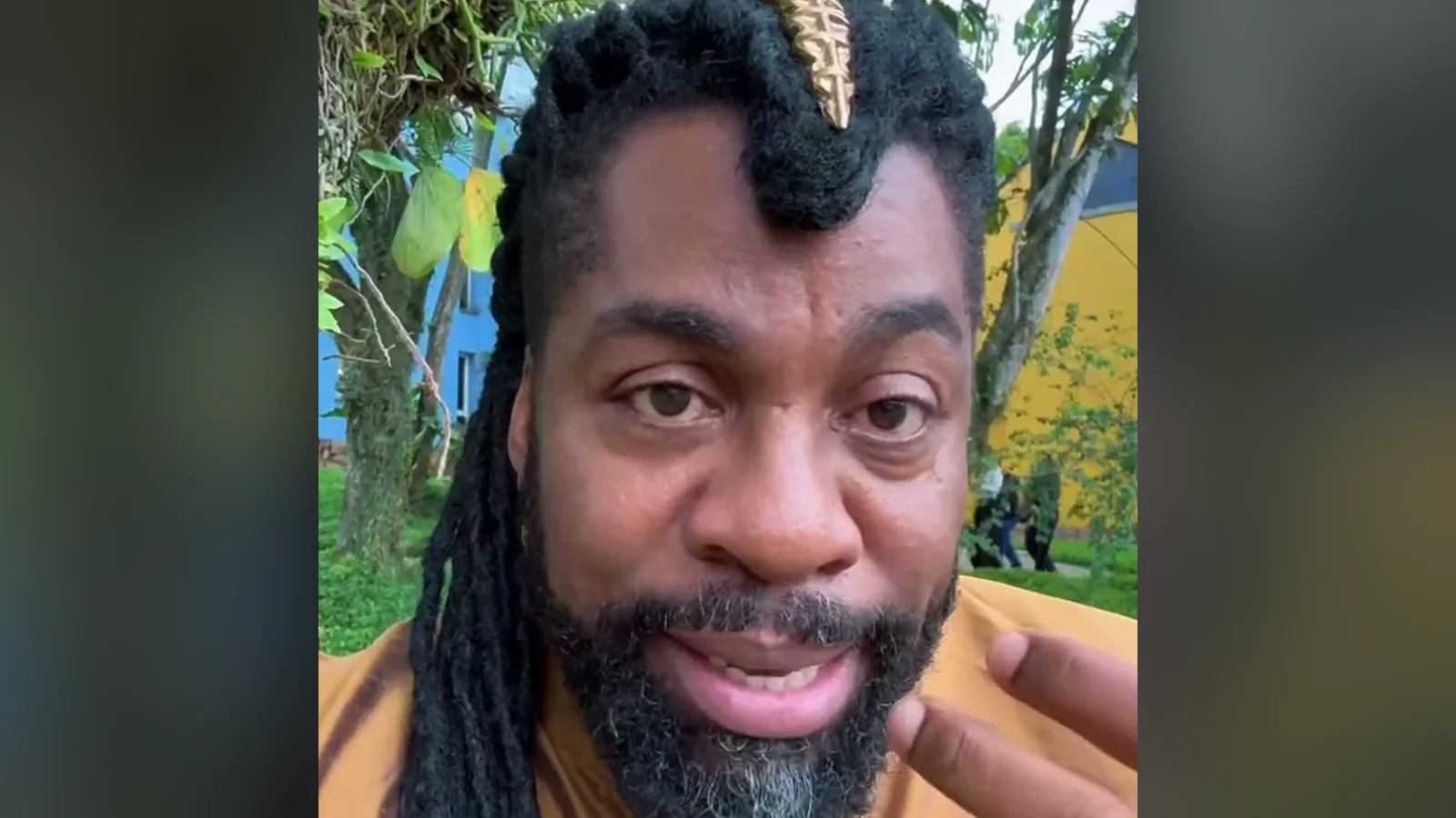 Lázaro Ramos grava vídeo em área externa, com dreads e figurino do personagem Jendal