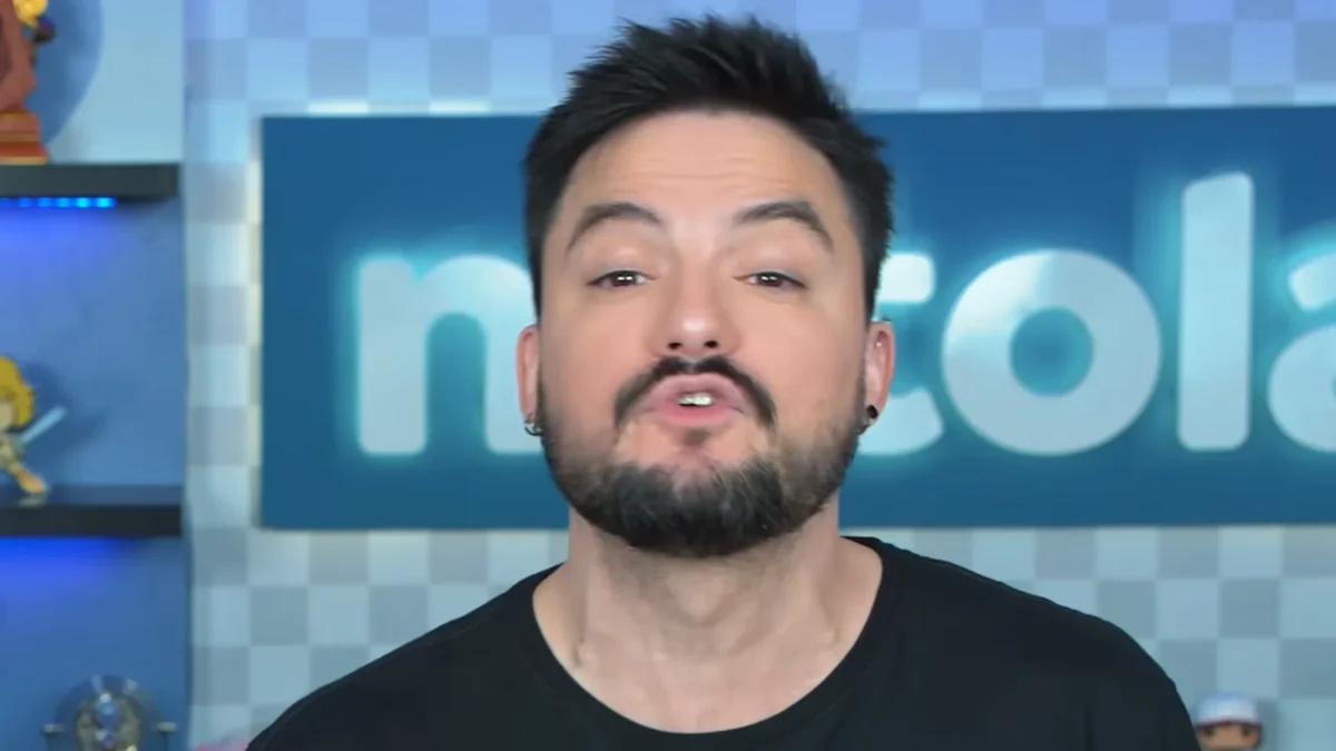 Felipe Neto, de barba e camiseta preta, fala para a câmera no estúdio do canal dele