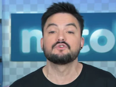Felipe Neto, de barba e camiseta preta, fala para a câmera no estúdio do canal dele