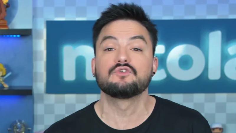 Felipe Neto, de barba e camiseta preta, fala para a câmera no estúdio do canal dele