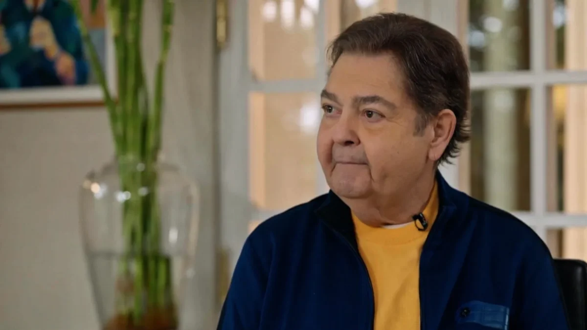 Faustão, de agasalho azul e camiseta amarela, sentado durante a entrevista ao Conversa com Bial