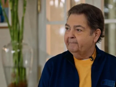 Faustão, de agasalho azul e camiseta amarela, sentado durante a entrevista ao Conversa com Bial