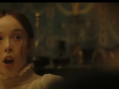 Ella Beatty como Lizzie Borden, de gola rendada, com expressão de espanto na série Monstro