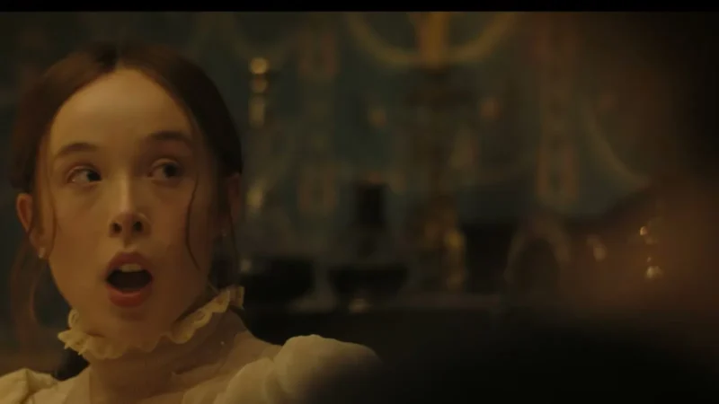 Ella Beatty como Lizzie Borden, de gola rendada, com expressão de espanto na série Monstro