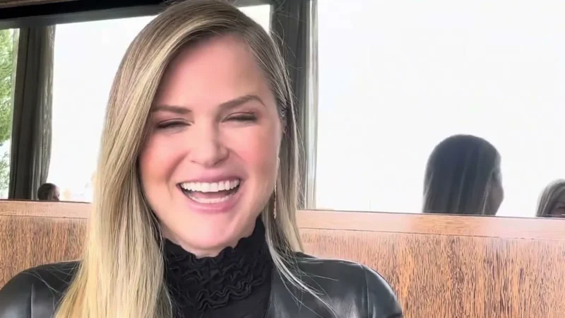 Susana Werner, de cabelo loiro e jaqueta de couro preta, rindo num restaurante em Lisboa