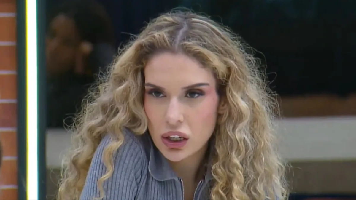 Stephanie é a primeira eliminada da temporada, cinco anos depois de a mãe passar pelo programa.